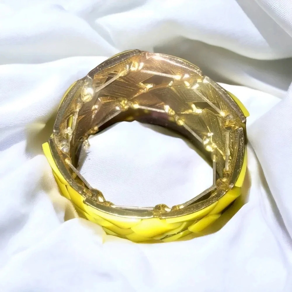 Vintage Unsigned Wide Yellow Basketweave Woven Stretch Gold Tone Bangle Bracelet - Picture 3 of 3